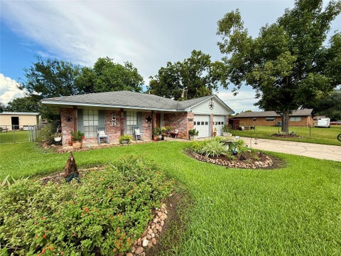 Homes For Sale - 552 Sims Street<br/> Angleton, TX 77515