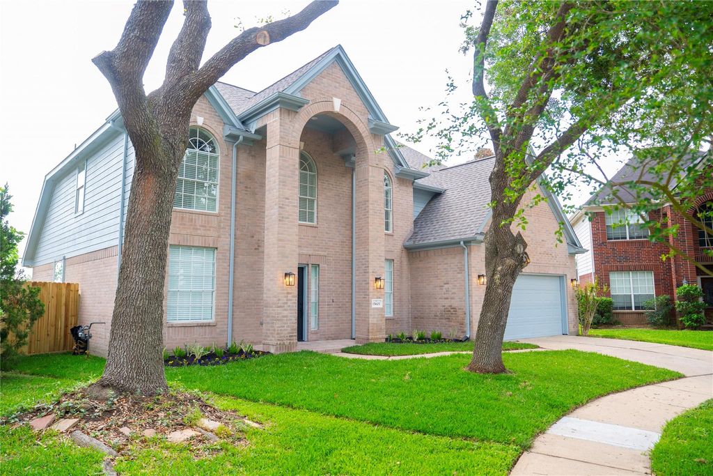 Photo of 15603 Edgemere Ct Court, Sugar Land, TX 77498 (MLS # 89337615)