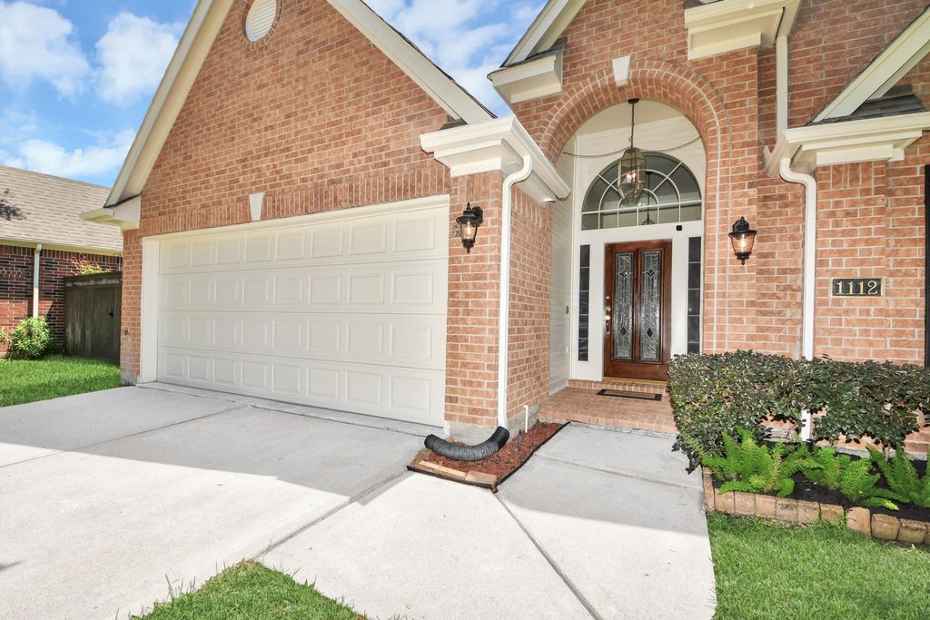 Photo of 1112 Spinnaker Way, Sugar Land, TX 77498 (MLS # 31525409)