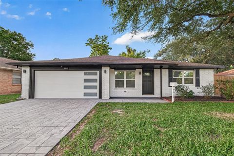 Photo of 9614 Hammerly BLVD, Houston, TX 77080 (MLS # 40306339)