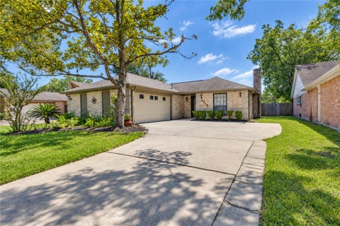 Photo of 6215 Greenway Forest Lane, Houston, TX 77088 (MLS # 32753281)