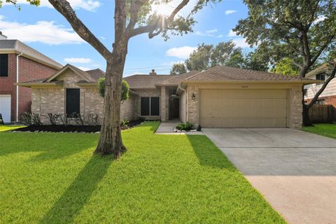 Photo of 16010 Cedar Gully Drive, Friendswood, TX 77546 (MLS # 8848367)