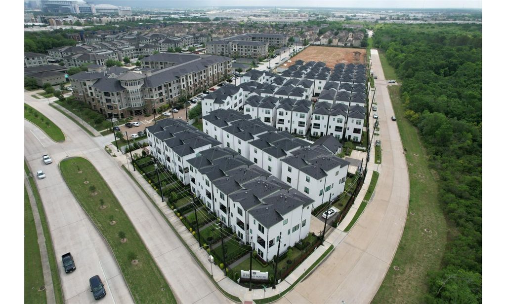 Photo of 2802 Grand Fountains Drive #F, Houston, TX 77054 (MLS # 39462290)