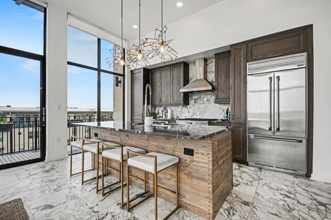 Condo For Sale - 4820 Caroline Street #501<br/> Houston, TX 77004
