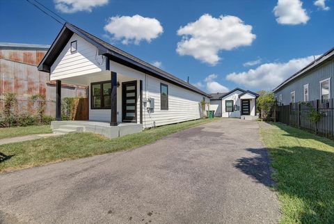 Photo of 7001 Avenue P #A, Houston, TX 77011 (MLS # 83737943)