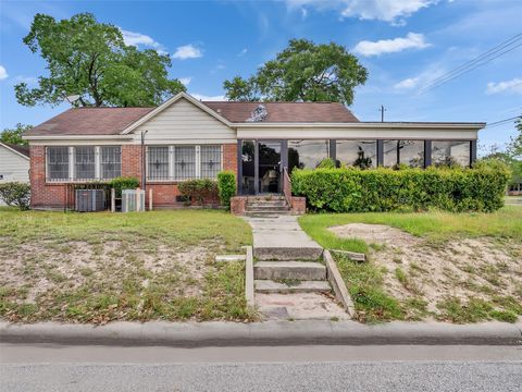 Photo of 713 Fairbanks Street, Houston, TX 77009 (MLS # 52545711)