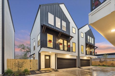 Photo of 719 Thornton Road Rd #B, Houston, TX 77018 (MLS # 16750885)