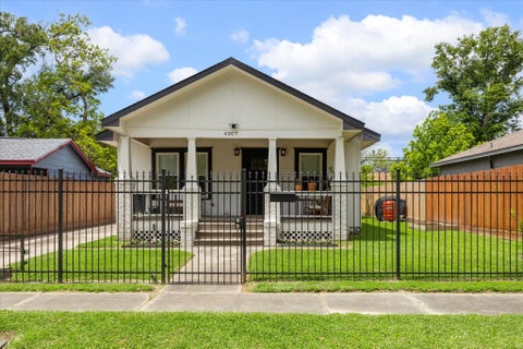 Homes For Sale - 4307 Beggs Street<br/> Houston, TX 77009