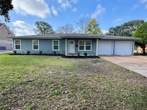 Photo of 1714 Oaks Drive, Pasadena, TX 77502 (MLS # 17681228)