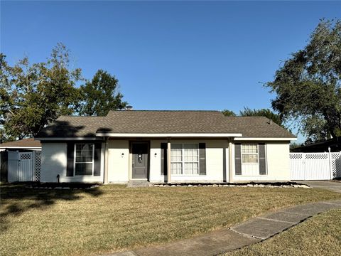 Photo of 959 Festival Drive, Houston, TX 77062 (MLS # 86301510)