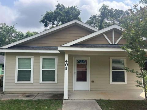 Photo of 405 Mary Avenue, Huntsville, TX 77320 (MLS # 47140358)