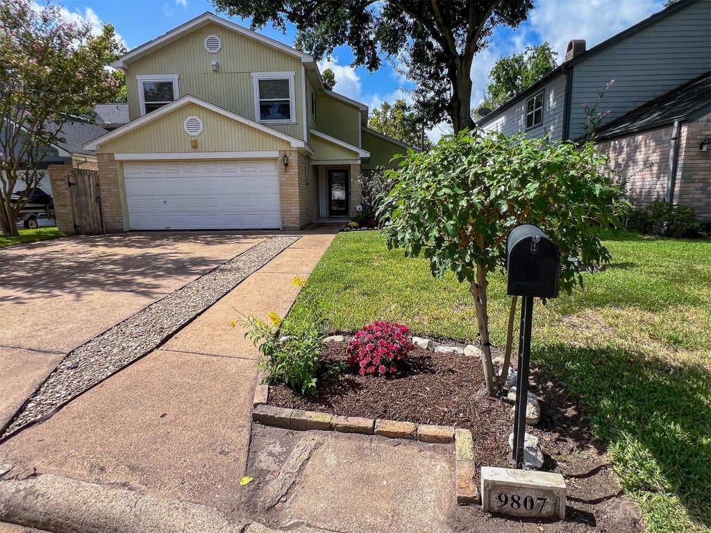 Photo of 9807 Oak Point Drive, Houston, TX 77055 (MLS # 51996735)