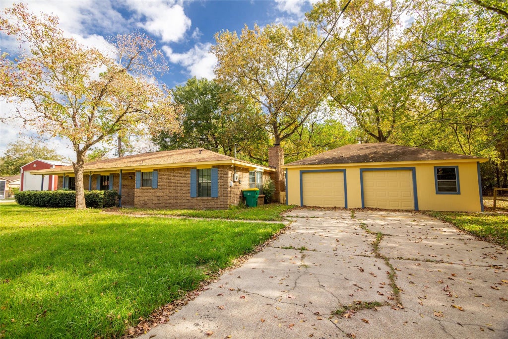 Photo of 102 Sue Lane, Highlands, TX 77562 (MLS # 72430450)