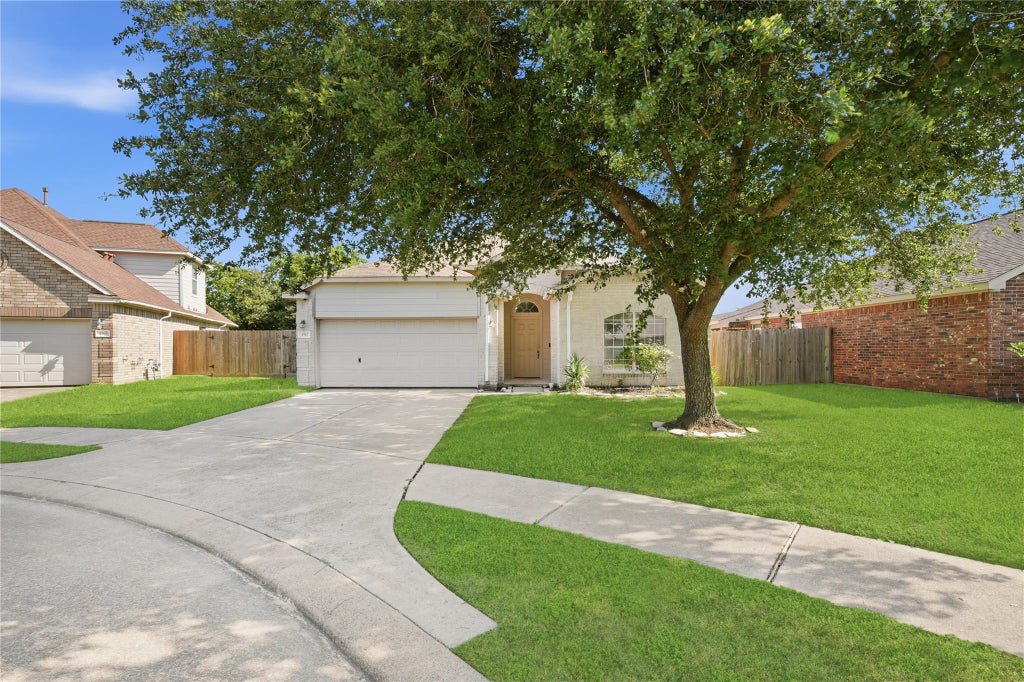 Photo of 1707 N Highlands Crossing Xing, Highlands, TX 77562 (MLS # 26719890)
