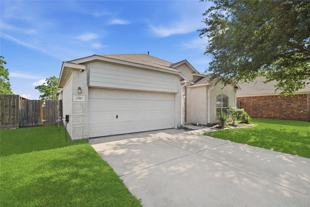 Photo of 1707 N Highlands Crossing Xing, Highlands, TX 77562 (MLS # 26719890)