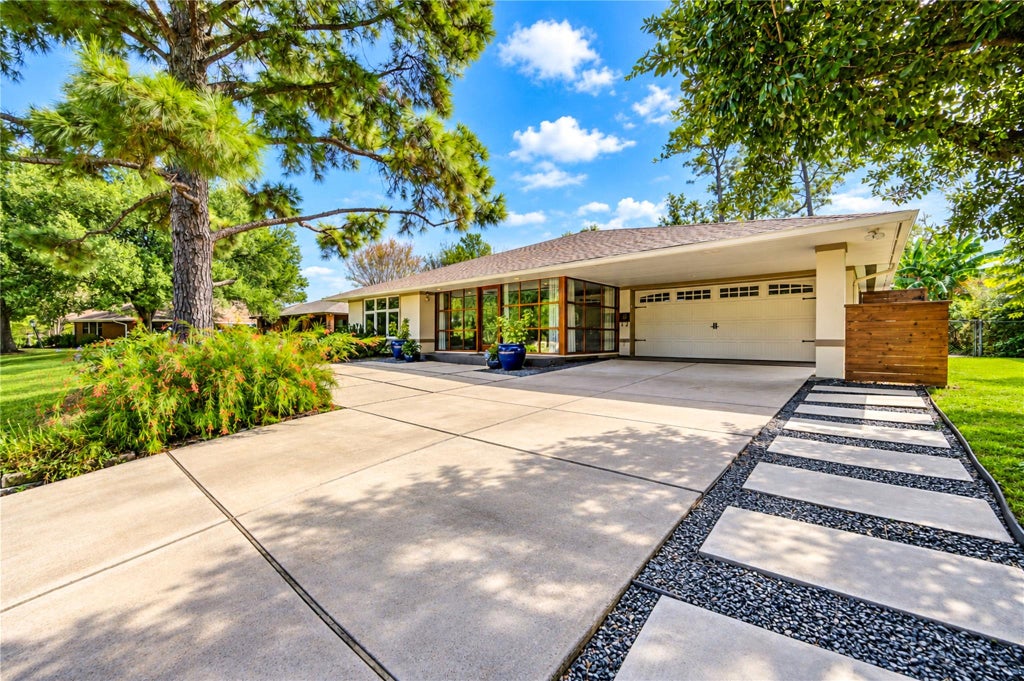 Photo of 6211 Grovewood Lane, Houston, TX 77008 (MLS # 33837541)