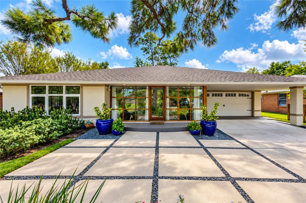 Photo of 6211 Grovewood Lane, Houston, TX 77008 (MLS # 33837541)