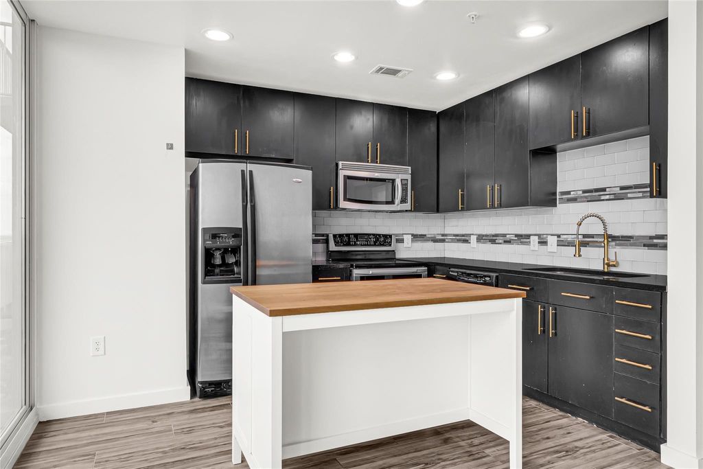 Photo of 5925 Almeda Road #11406, Houston, TX 77004 (MLS # 94885127)