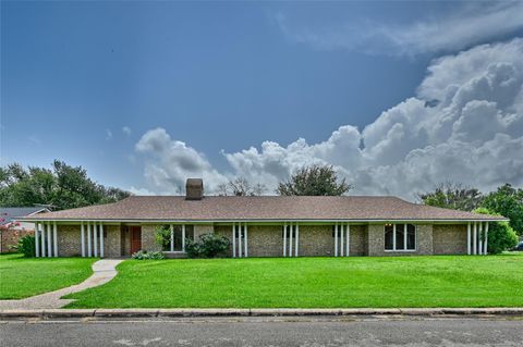Photo of 687 Bending Oaks Drive, Bellville, TX 77418 (MLS # 31542913)