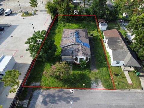 Photo of 201 E 30th Street, Houston, TX 77018 (MLS # 54692685)