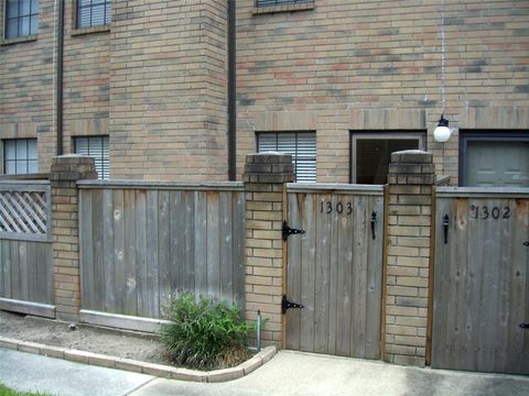 Photo of 9850 Pagewood Lane #1303, Houston, TX 77042 (MLS # 27838200)