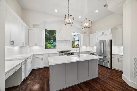 Photo of 1059 W 16th Street, Houston, TX 77008 (MLS # 78163477)