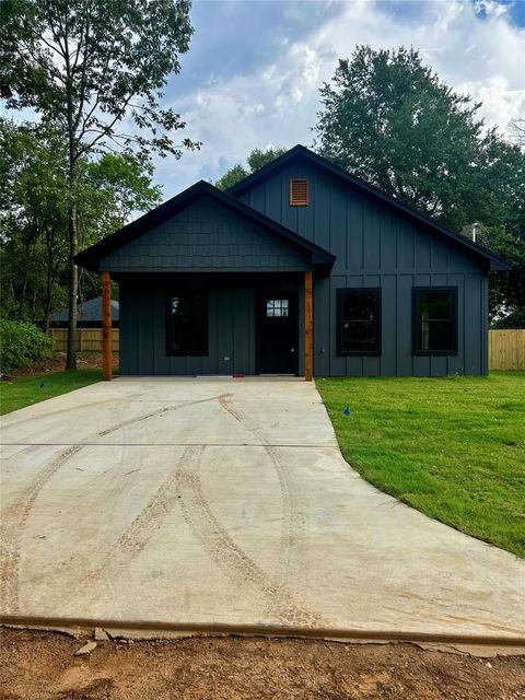 Photo of 201 E Fleming ST, Longview, TX 75604 (MLS # 62053249)