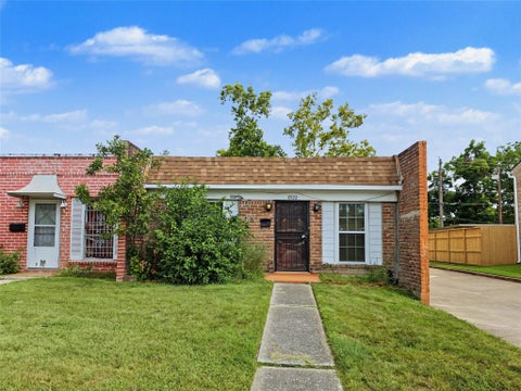 Townhouse For Rent - 8922 Kempwood Drive<br/> Harris County, Hockley, TX 77080