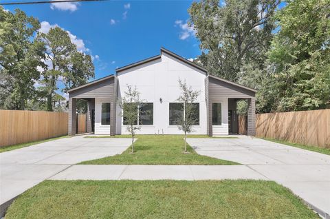 Photo of 8133 Cabot Street #A/B, Houston, TX 77078 (MLS # 32287524)