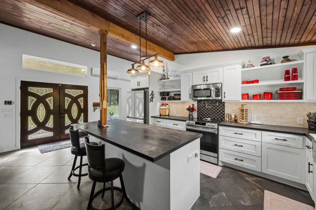 Photo of 625 Gibson Road, Livingston, TX 77351 (MLS # 41742256)