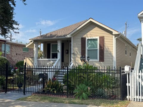 Photo of 708 Sealy Street, Galveston, TX 77550 (MLS # 32940444)