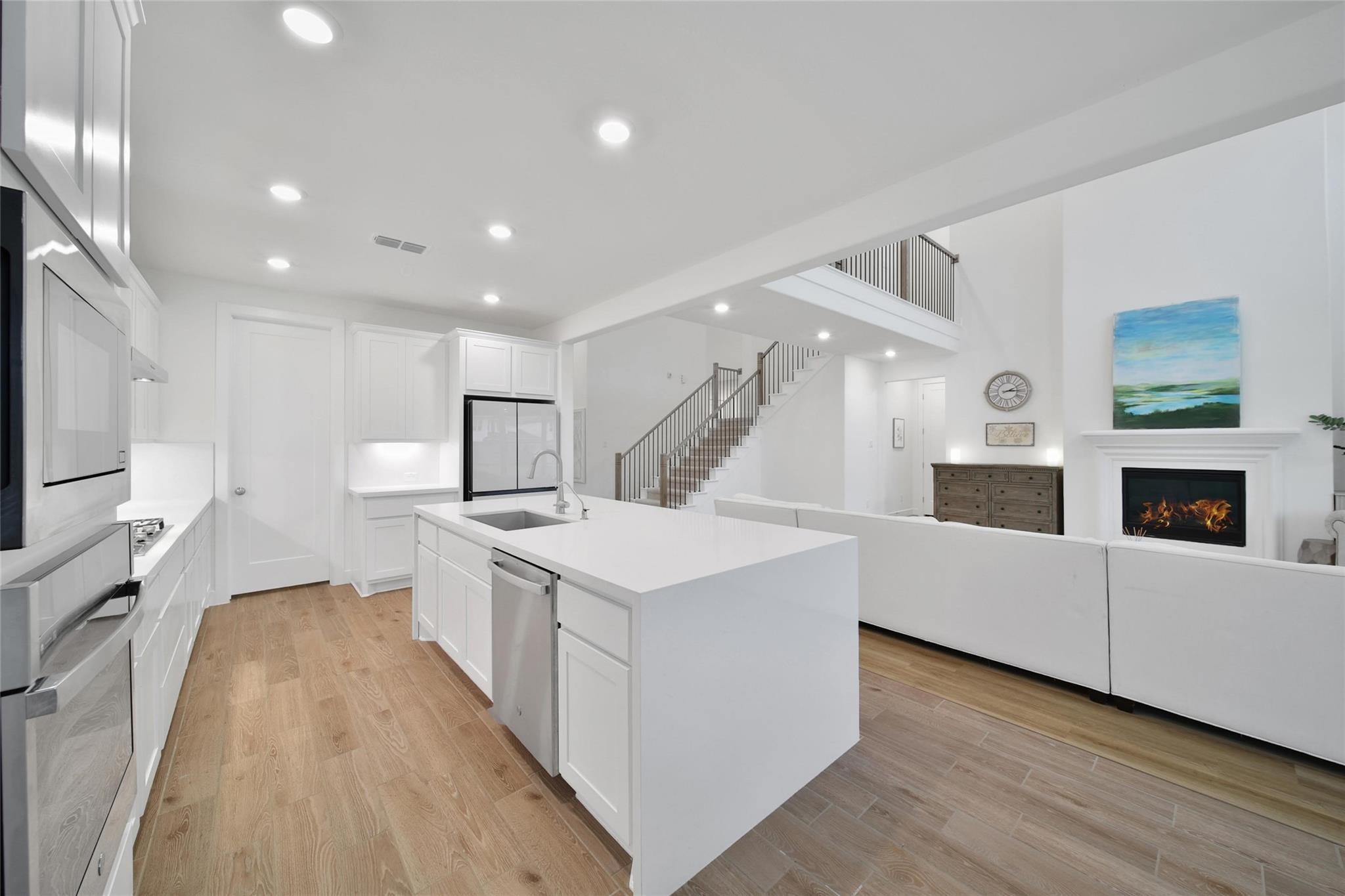 Sugar Land, Texas, 77479, United States, 5 Bedrooms Bedrooms, ,5 BathroomsBathrooms,Residential,Active,2041678