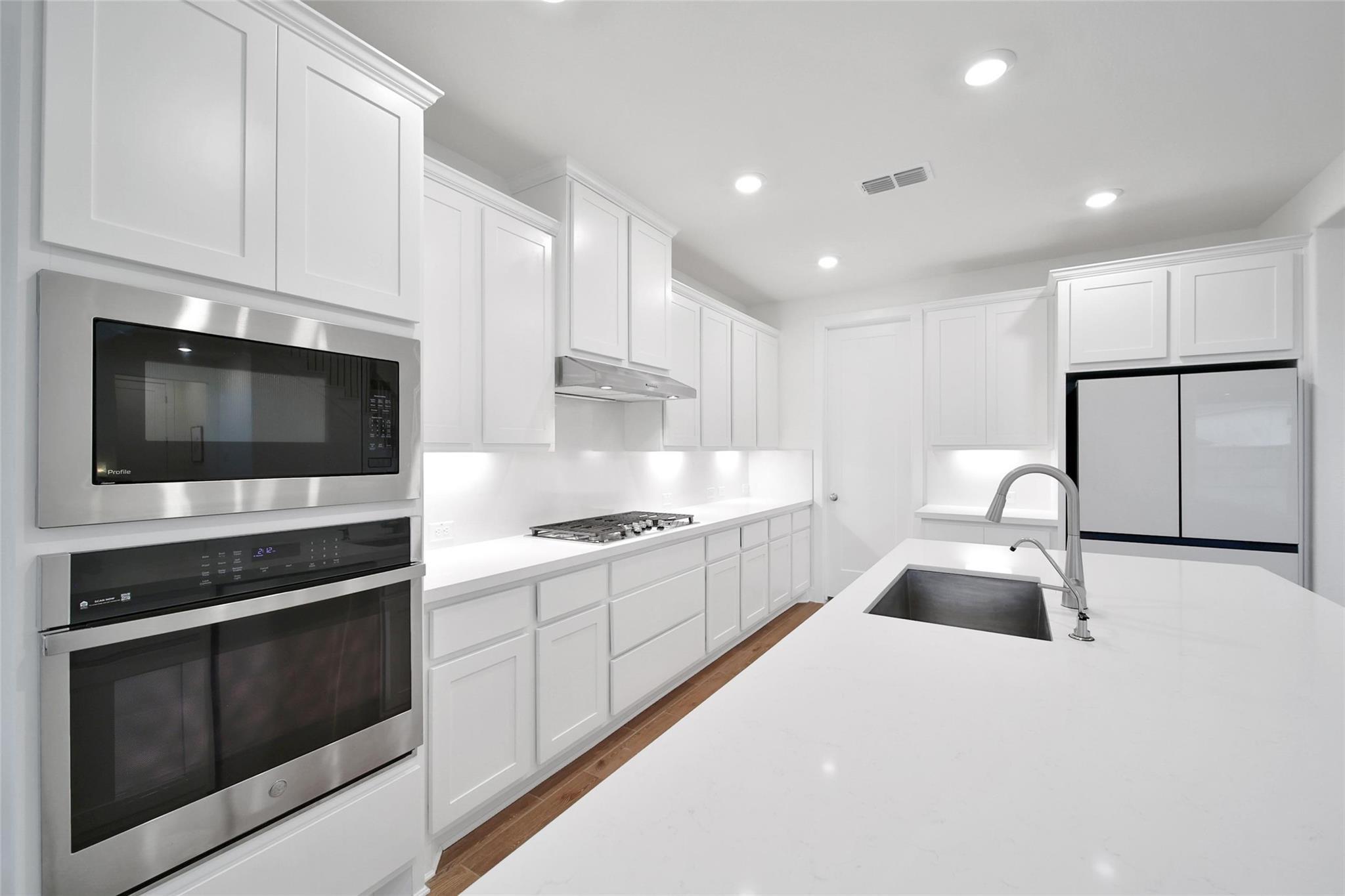 Sugar Land, Texas, 77479, United States, 5 Bedrooms Bedrooms, ,5 BathroomsBathrooms,Residential,Active,2041678