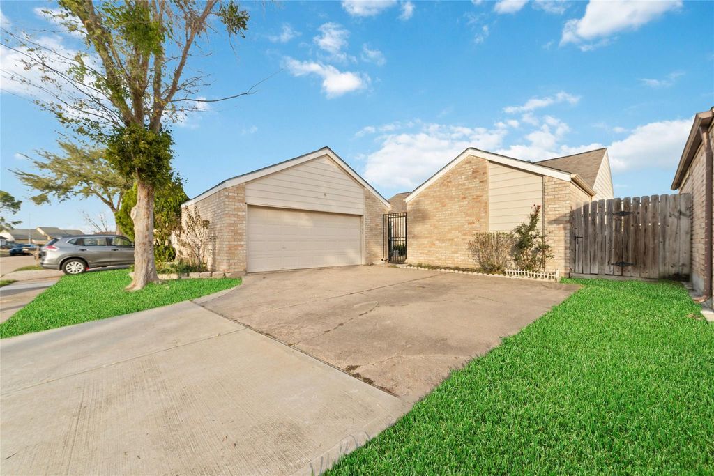 Photo of 7107 Plaza Del Sol Drive, Houston, TX 77083 (MLS # 15584215)