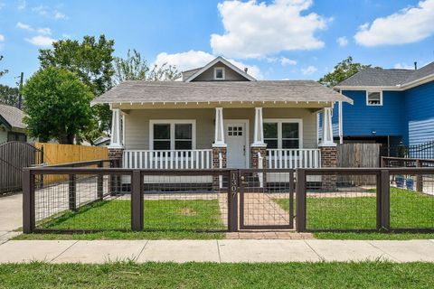 Photo of 1307 Walton Street, Houston, TX 77009 (MLS # 63350760)