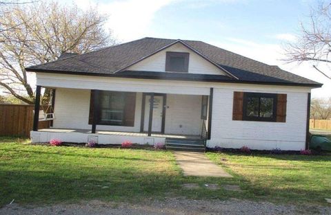 Photo of 115 W Spruce Street, Whitewright, TX 75491 (MLS # 39158967)