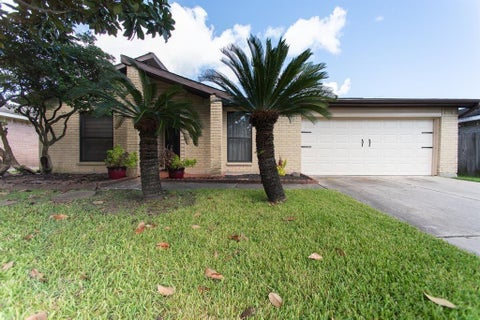 Photo of 16031 Windom Drive, Webster, TX 77598 (MLS # 67152904)