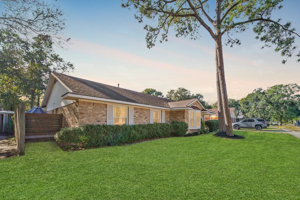Photo of 5919 Lattimer Drive, Houston, TX 77035 (MLS # 49352294)