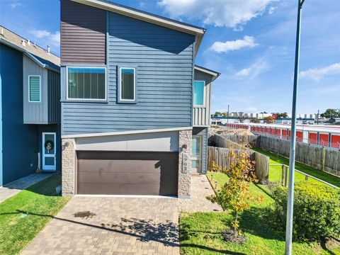 Photo of 5702 Rucio Lane, Houston, TX 77092 (MLS # 50112229)