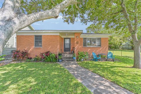 Photo of 4328 Avenue S 1/2, Galveston, TX 77550 (MLS # 70593203)