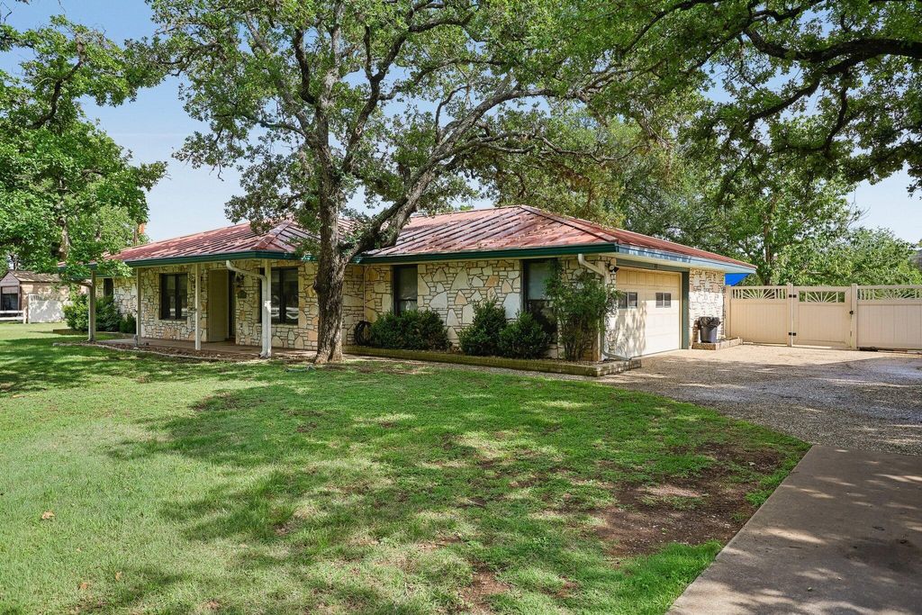 Photo of 433 Oak Wood Road, Kerrville, TX 78028 (MLS # 42385755)