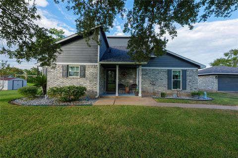 Photo of 111 Otter Trail, Lake Jackson, TX 77566 (MLS # 98338318)