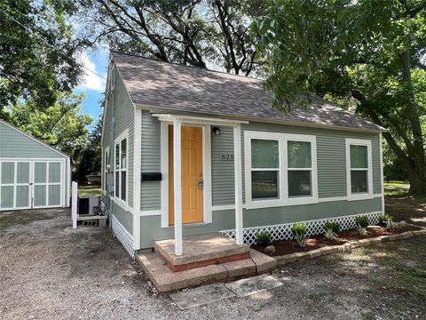 Photo of 620 E Magnolia, Angleton, TX 77515 (MLS # 64422198)