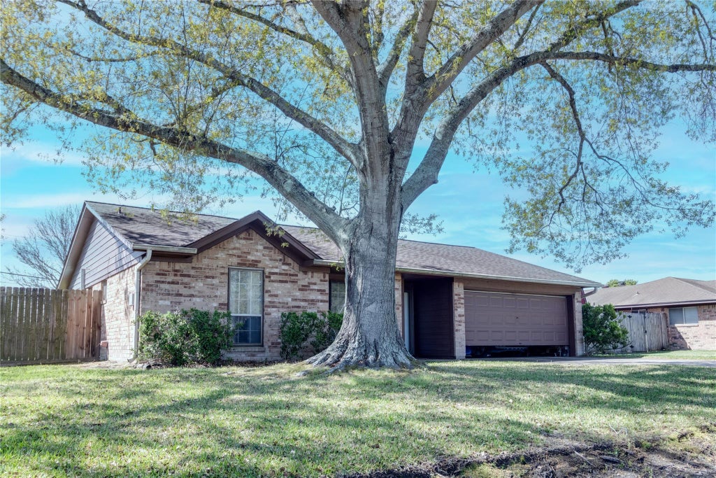 Photo of 2306 Heather Street, Highlands, TX 77562 (MLS # 14747665)