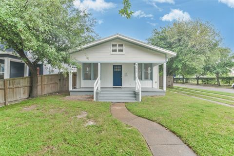 Photo of 410 Merrill Street, Houston, TX 77009 (MLS # 83544171)