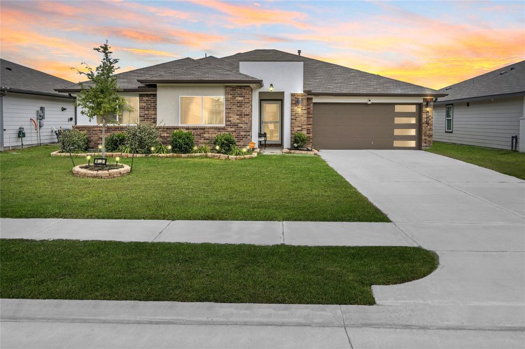 Photo of 6903 Amber Cliff Lane, Richmond, TX 77469 (MLS # 83949948)