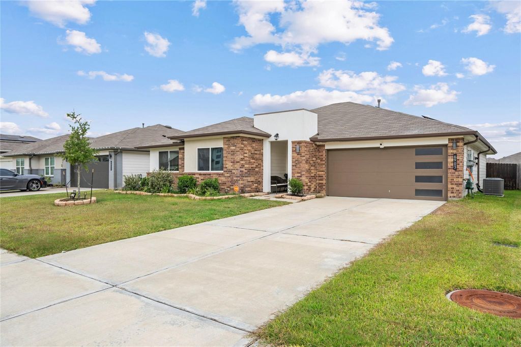 Photo of 6903 Amber Cliff Lane, Richmond, TX 77469 (MLS # 83949948)