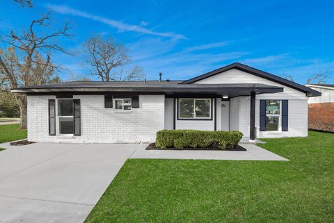 Photo of 101 Talisman Street, Lake Jackson, TX 77566 (MLS # 9868270)