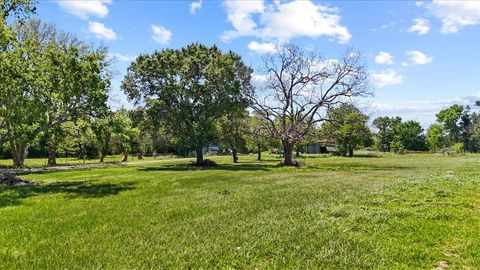 Photo of 118 Staffordshire Road, Stafford, TX 77477 (MLS # 19426352)