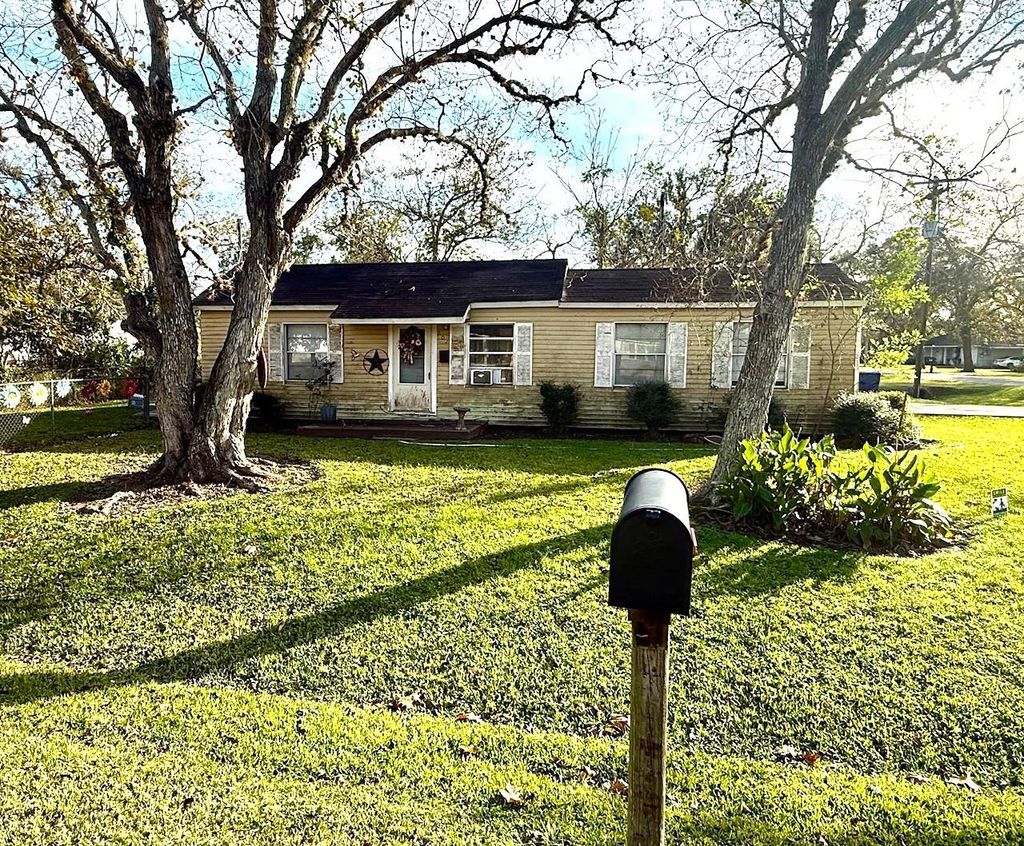 Photo of 701 E Bernard Lane, West Columbia, TX 77479 (MLS # 4609558)